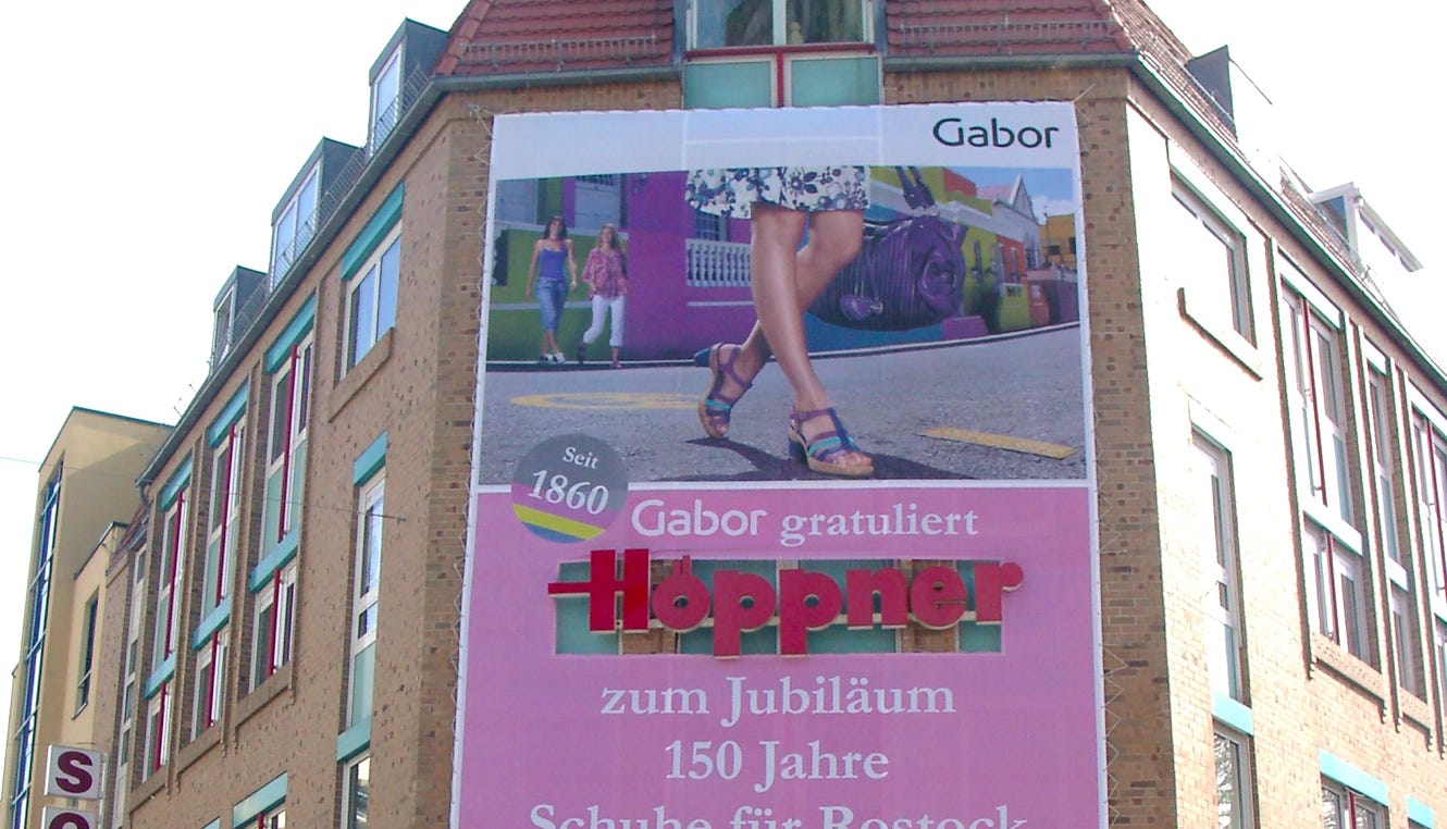 Foto eines Banners an einer Hauswand