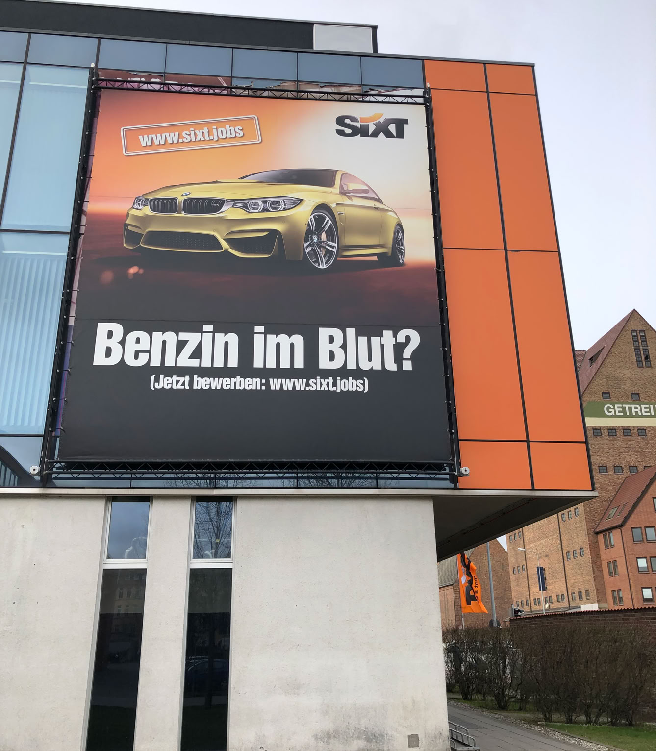 Foto von Fassadengestaltung bei Sixt 